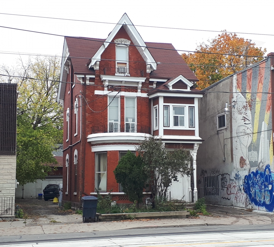 316 Bathurst Street, Toronto - 22 October 2020 - Photograph by Adam Wynne